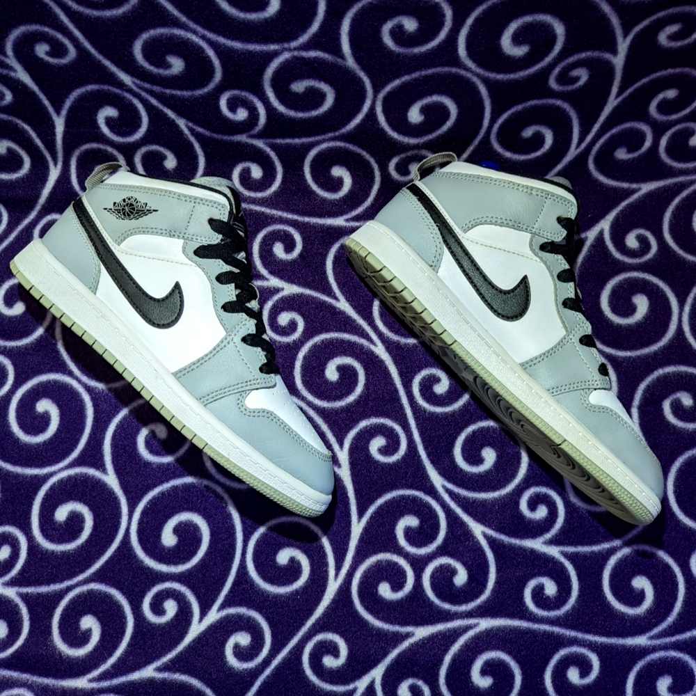 Air Jordan 1 Mid. Smoke Grey Shadow.